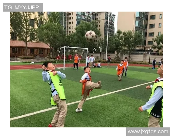 身披绿色战袍的足球巨星如何在绿茵场上展现非凡技艺 身披绿色战袍的足球巨星如何在绿茵场上展现非凡技艺